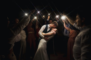 Photo de couple de nuit éclairé par les lampes torches de smarthphones