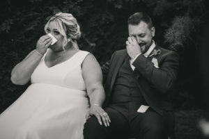 Les mariés émus par le discours d'un invité