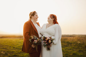 photo de couple au couché de soleil