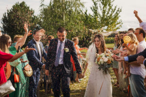 haie d'honneur pour les mariés sous les confettis