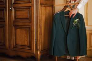 détails sur le marié qui va prendre sa veste de costume