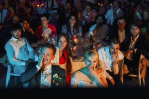 mariés qui découvrent une vidéo durant la soirée de leur mariage
