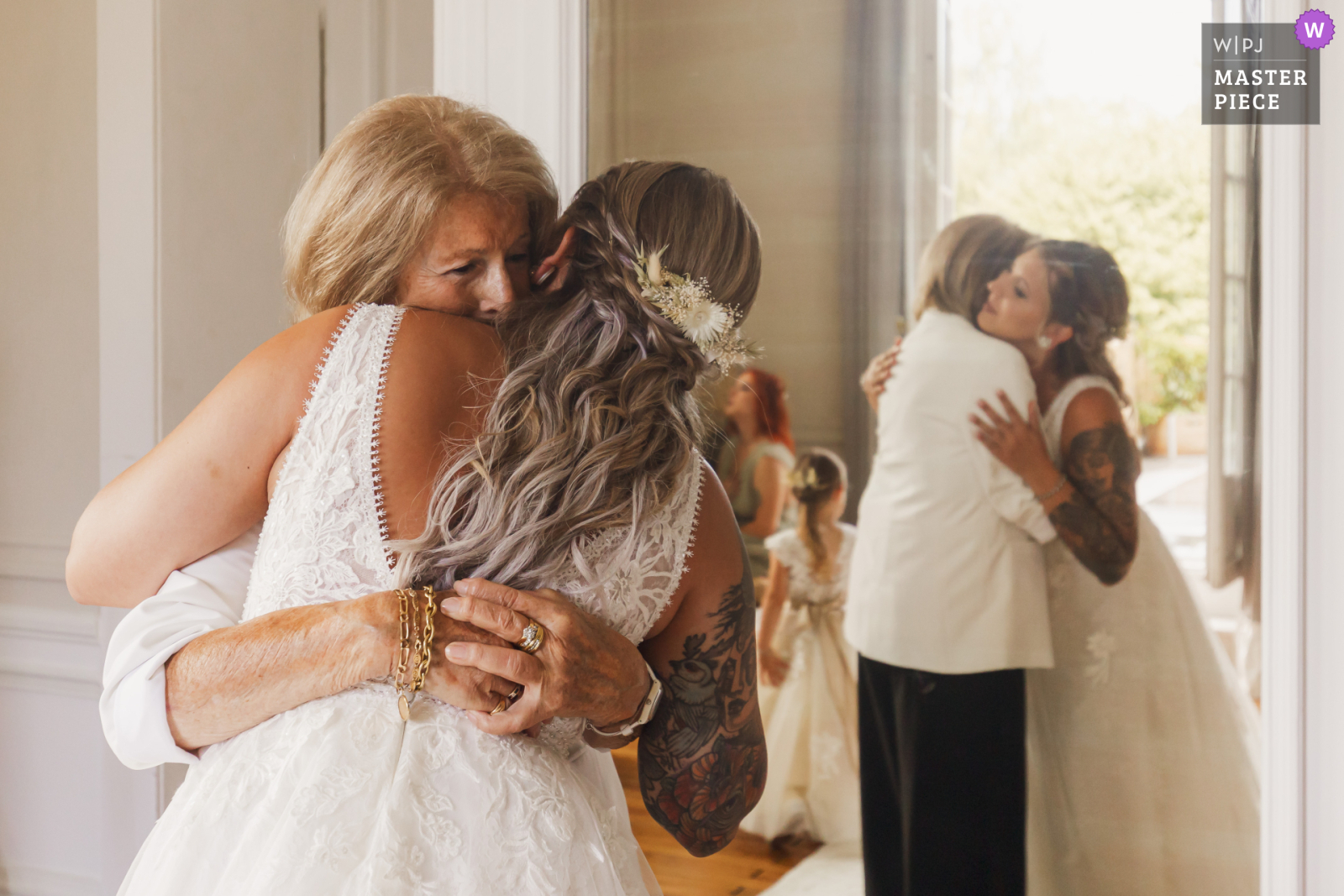 calin entre la mariée et sa grand mère